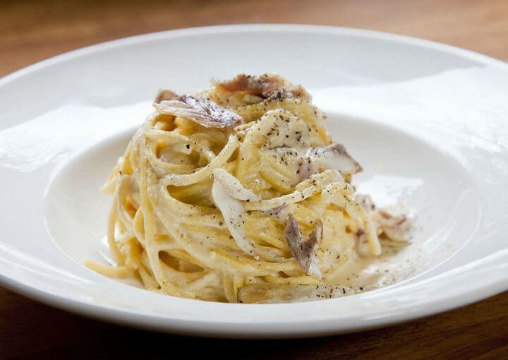 Carbonara s dimljenim brancinom