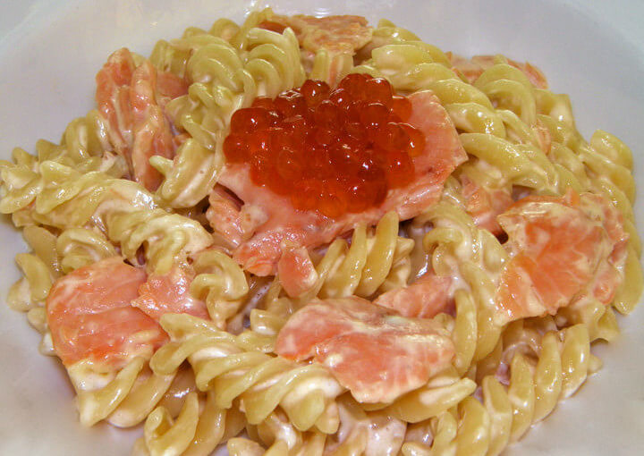 Fusilli s dimljenim lososom