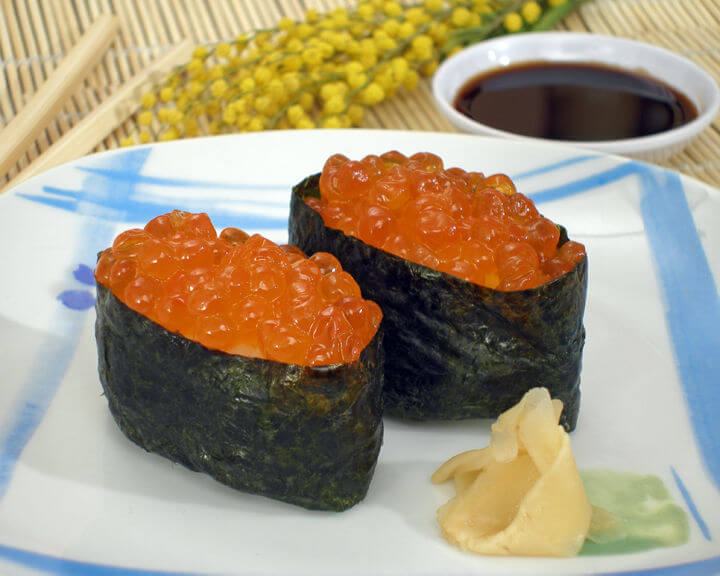 Gunkan nigiri sushi s ikrom od lososa - Fini Recepti