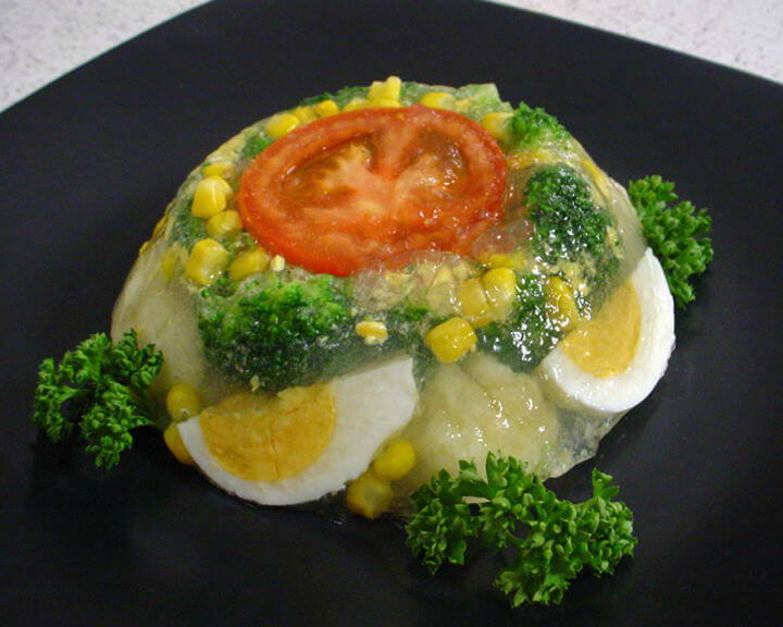Hladetina od povrća s kuhanim jajetom