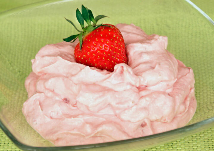 Jagode sa svježim kravljim sirom