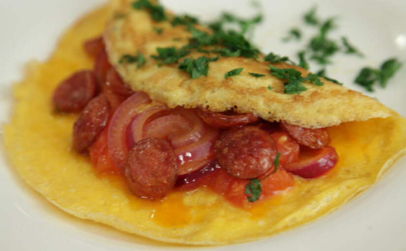 Omlet s kobasicama i rajčicom