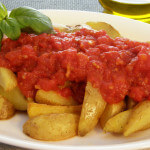Pikantni pekarski krumpir u umaku od rajčcie - Fini Recepti