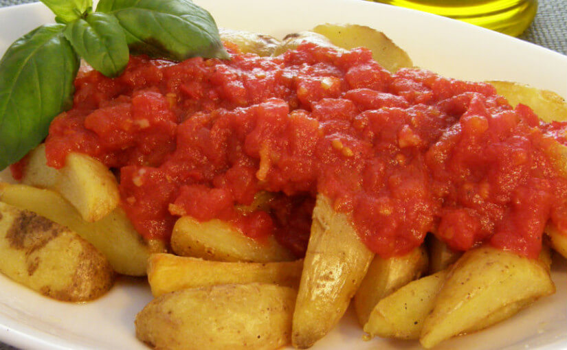 Pikantni pekarski krumpir u umaku od rajčice