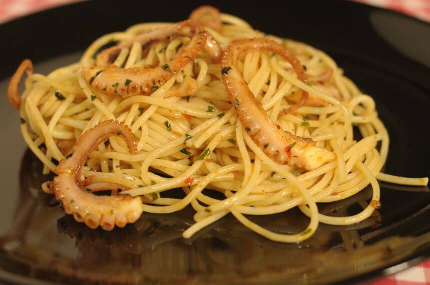Muzgavci sa špagetima na pikantan način - Fini Recepti by Crochef