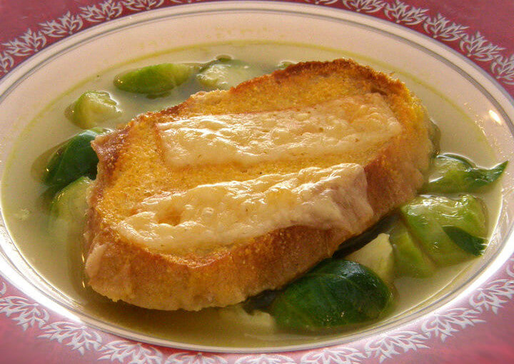 Povrtna juha sa sirom i hrskavim kruhom