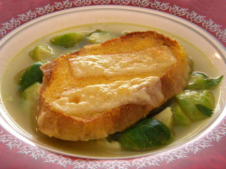 Povrtna juha sa sirom i hrskavim kruhom - Fini Recepti