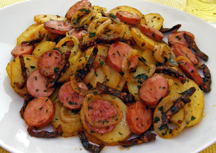 Prženi krumpir s kobasicama i sušenim rajčicama