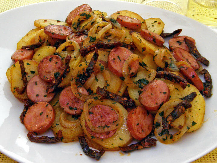 Prženi krumpir s kobasicama i sušenim rajčicama - Fini Recepti