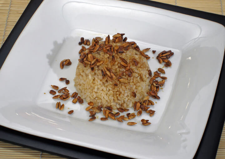 Smeđa riža sa sjemenkama