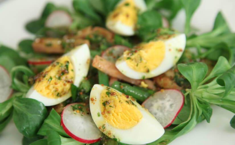 Toplo hladna salata od šunke, jaja i povrća