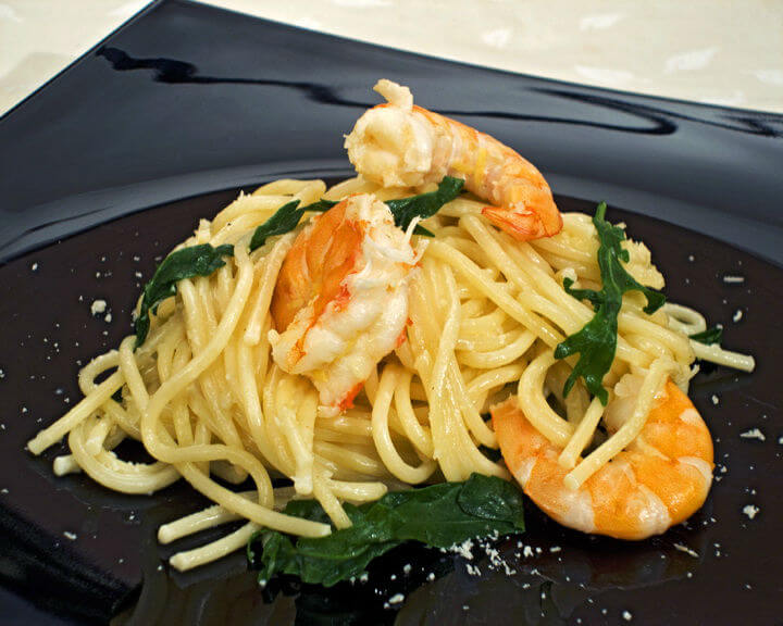 Špageti s rukolom i morskim kozicama - Fini Recepti