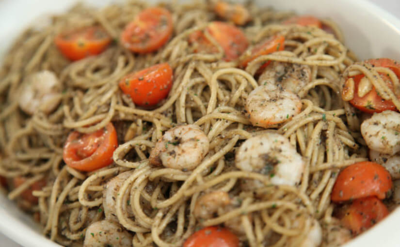 Špageti s repovima morskih kozica i peštom od crnih maslina