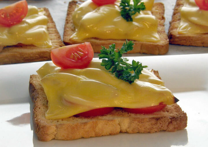 Tost s tunom