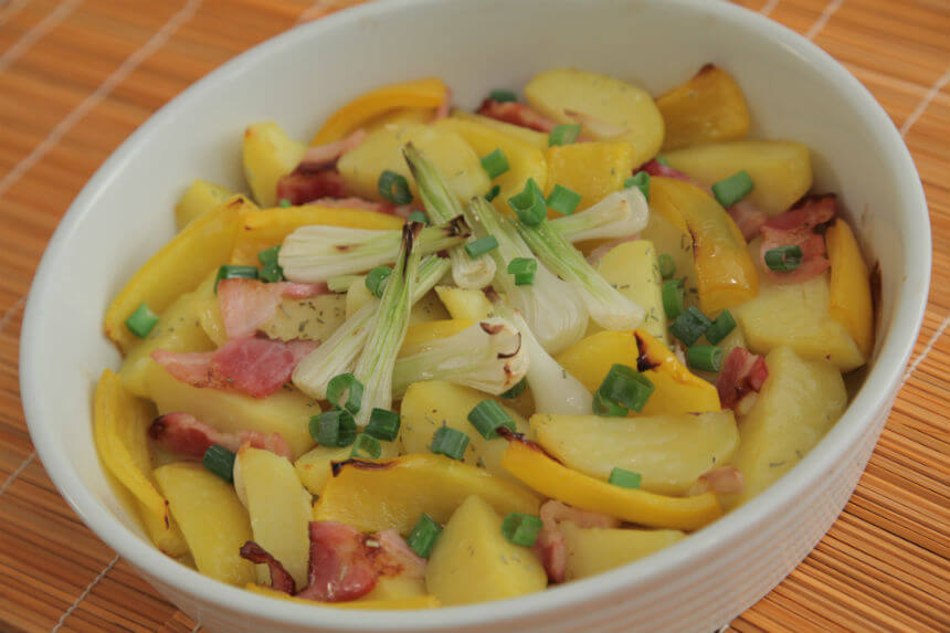 Zapečeni krumpir s paprikama, mladim lukom i slaninom - Fini Recepti by Crochef
