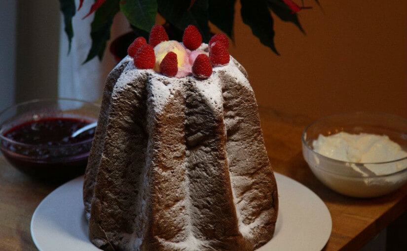 Panettone sa sladoledom i bobičastim voćem