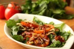 Topla povrtna salata sa slaninom, rajčicom i komoračem